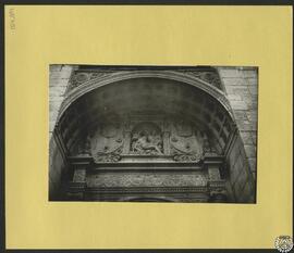 Palacio de Antonio de Mendoza, Guadalajara. Portada de la iglesia [Detalle del tímpano]