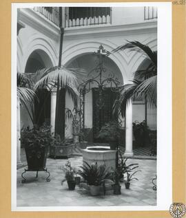 Casa particular de Sanlúcar de Barrameda. Patio [Detalle del pozo del patio de la Casa de don Jer...