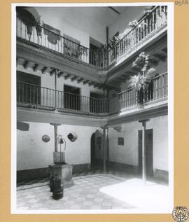 Casa de vecinos en el número 3 de la calle de Santo Domingo de Cádiz. Patio