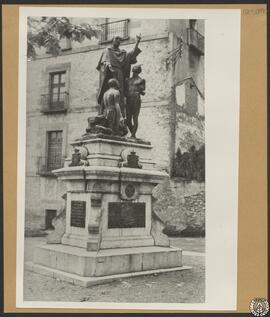 Estatua de Fray Andrés de Urdaneta en Villafranca de Oria, Guipúzcoa