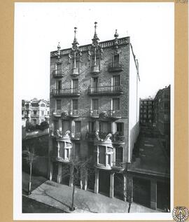 Casa particular en la Vía Layetana [sic] de Barcelona [Casas Leandro Bou en Pau Claris, 154-156. ...