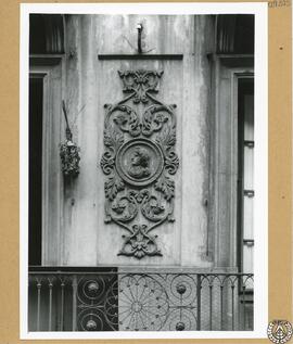 Casa particular en la calle Pino de Barcelona [Detalle de relieve escultórico de la fachada]