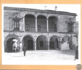 Palacio del Marqués de Piedras Albas de Trujillo [Fachada a la Plaza Mayor y arco a la calle Sill...