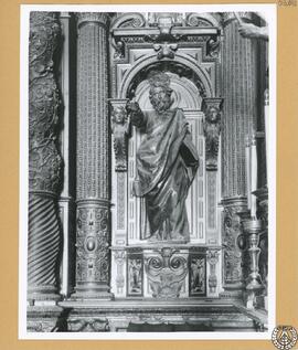 Santa Cruz de Cádiz. Altar Mayor. Detalle [de la parte baja del retablo. Talla de san Pablo. Igle...