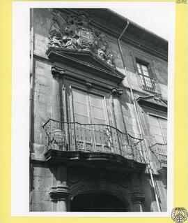 Balcón central de la casa Velarde de Oviedo [Actual sede del Museo de Bellas Artes de Asturias]