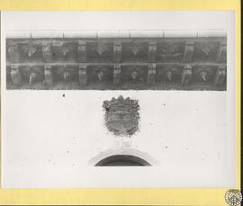 Ayuntamiento de Benasal, Castellón [Escudo sobre la puerta]