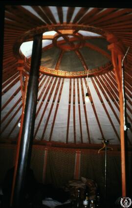 Casas móviles. Interior, revestido y estructura decorada de una yurta mediana