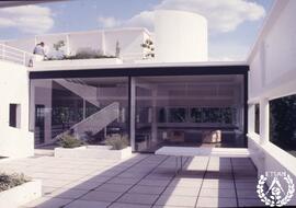 24ª Lección: Las villas de Le Corbusier. Villa Savoie. 1929. Poissy. La sala de estar desde la te...