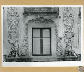 Casa particular en la calle Hospital de Barcelona [Detalle de relieves escultóricos de la fachada]