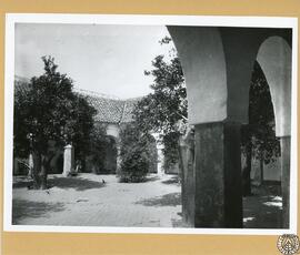 Patio del Hospital de Bornos [Colegio de la Sangre]