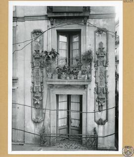 Casa particular en la calle Call de Barcelona [Detalle de relieves escultóricos de la fachada]