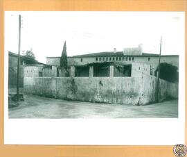 Casa particular en Esplugas de Llobregat [Muro exterior y parte de la fachada de Can Cortada]