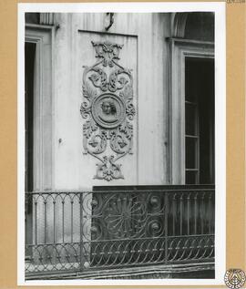 Casa particular en la calle Pino de Barcelona [Detalle de relieve escultórico de la fachada]