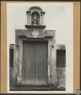 Capilla de Santa Magdalena de Olot, Gerona. Hornacina y puerta de la fachada