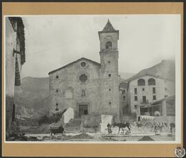 Iglesia parroquial de Gombrén, Gerona. Fachada y campanario [Parroquia de San Pedro, Sant Pere]