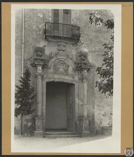 Iglesia parroquial (antiguo monasterio) de Sant Feliu de Guixols, Gerona. Puerta de la fachada