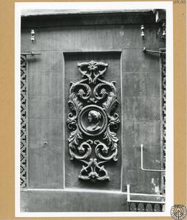 Casa particular en la calle del Vidrio de Barcelona [Detalle de relieve escultórico de la fachada]