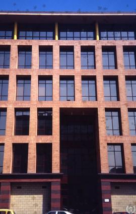 [Edificio de oficinas en Sevilla. Arquitecto Alvaro Navarro. Vista desde la entrada]