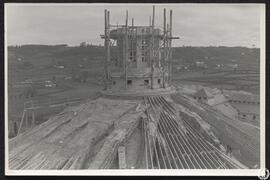 [Universidad Laboral de Gijón. Capilla. Proceso de construcción de la bóveda. Ejecución de la cub...