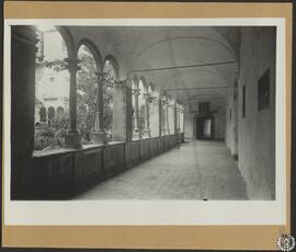 Antiguo monasterio de Benedictinos de Bañolas. Interior de una galería del claustro [Monasterio d...