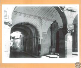 Calle [Sillerías] y arcos de la Casa Piedras Albas de Trujillo [Arco de los portales del pan y pa...