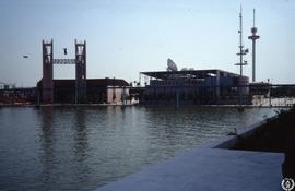 [Expo'92 Sevilla. El lago con los pabellones y tecnología de la televisión]