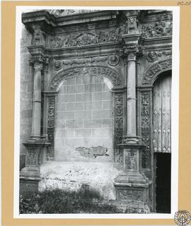 Catedral de Coria [Detalle de relieves de la Puerta meridional o del Perdón]