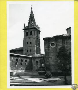 Plaza de los Reyes de Oviedo [Jardín de los Reyes Caudillos y torre del convento de clausura de l...