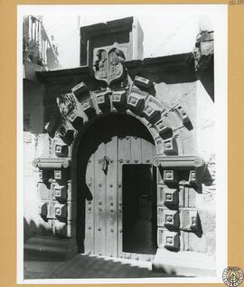 Puerta de una casa señorial en Guadalupe, Cáceres