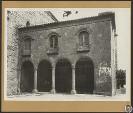 Iglesia del monasterio de Santa María en San Juan de las Abadesas, Gerona. Exterior: atrio del cr...