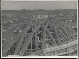 [Universidad Laboral de Gijón. Capilla. Proceso de construcción de la bóveda. Ejecución de los ar...