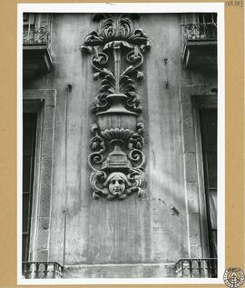 Casa particular en la calle Hospital de Barcelona [Detalle de relieves escultóricos de la fachada]