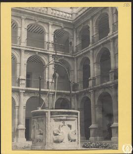Universidad de Alcalá de Henares. Patio de Santo Tomás de Villanueva [Colegio Mayor de San Ildefo...