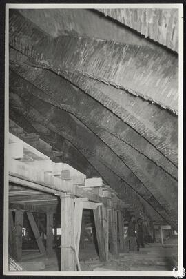 [Universidad Laboral de Gijón. Capilla. Proceso de construcción de la bóveda. Ejecución de la cub...