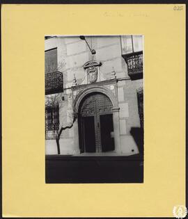Casa señorial en la calle Santiago de Alcalá de Henares [Casa de Socorro del Ayuntamiento]