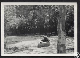 [La Casa de Campo de Madrid. Imagen 15. Hombre leyendo]