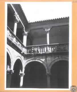 Patio del palacio de Orellana Pizarro en Trujillo [Detalle de los relieves decorativos de la bala...