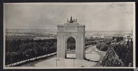El Arco de Triunfo de la Ciudad Universitaria [de Madrid. Vista hacia el norte]