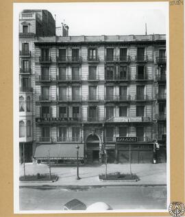 Casa particular en Barcelona [Fachada y locales comerciales: Mantequerías Leonesas; Imprenta y pa...