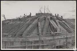 [Universidad Laboral de Gijón. Capilla. Proceso de construcción de la bóveda. Ejecución de la cub...