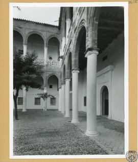 Palacio Ducal de Bornos. Galería alta y baja [del patio gótico. Castillo Palacio de los Ribera]