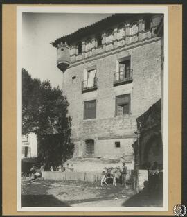 [Palacio fortificado de los Gómez de Alba] en Fonz, Huesca [Fachada de la plaza mayor y fuente de los seis caños]