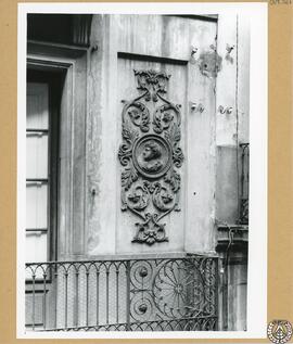 Casa particular en la calle Pino de Barcelona [Detalle de relieve escultórico de la fachada]