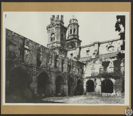 Monasterio de Sobrado de los Monjes, La Coruña. Ruinas del claustro [de los Medallones]