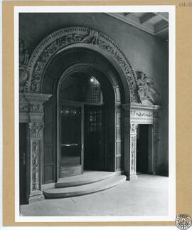 Puerta procedente del castillo de Lacalahorra, Granada, en el Palacio de la marquesa de Távara, Madrid [también llamado Palacio del duque del Infantado]