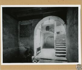 Casa particular en la calle de la Fruita de Barcelona [Escaleras y patio]