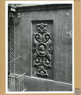 Casa particular en la calle del Vidrio de Barcelona [Detalle de relieve escultórico de la fachada]