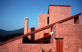 Casa Martí en Aiguafreda. Detalle de los volúmenes prismáticos atados por el plano inclinado