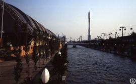 [Expo'92 Sevilla. El canal de los Descubrimiento con la plaza del Futuro a la izquierda]