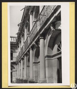 Universidad de Alcalá de Henares. Primer patio [Niveles segundo y tercero del patio de Santo Tomá...